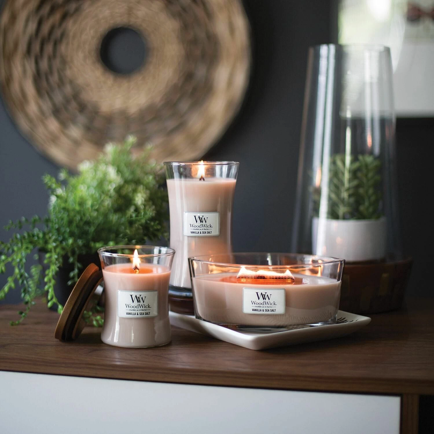 WoodWick Vanilla And Sea Salt Medium Hourglass Candle 3 WoodWick Vanilla And Sea Salt Medium Hourglass Candle - Image 3