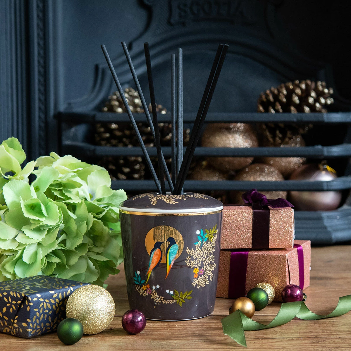 Sara Miller Chelsea Grey Geranium, Patchouli And Vetivert 200ml Reed Diffuser 3 Sara Miller Chelsea Grey Geranium, Patchouli And Vetivert 200ml Reed Diffuser - Image 3