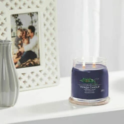 Yankee Candle Lakefront Lodge Signature Medium Jar Candle -gifts shop yankee candle 1630024e lakefront lodge signature medium jar candle lifestyle 1