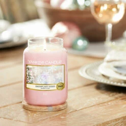 Yankee Candle Snowflake Kisses Large Jar Candle -gifts shop yankee candle 1720946e snowflake kisses large jar candle lifestyle 3