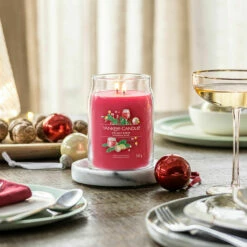 Yankee Candle Holiday Cheer Signature Large Jar Candle -gifts shop yankee candle 1743384e holiday cheer signature large jar candle lifestyle 1